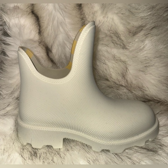 BURBERRY
Textured Rubber-Check Lining Rain Boots
Women’s US 6 - Picture 6 of 6